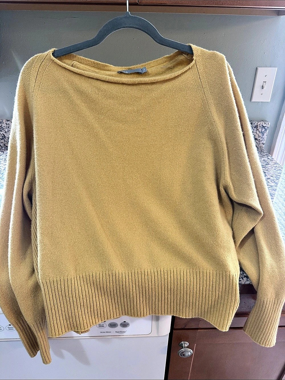 Vince. Cashmere Crewneck Sweater in Yellow Size Medium